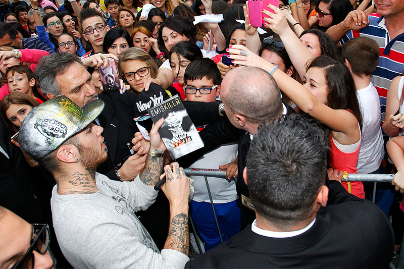 Emis Killa, delirio all'OVS