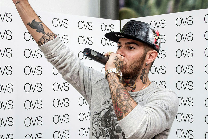 Emis Killa, delirio all'OVS