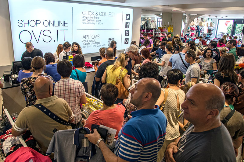 Emis Killa, delirio all'OVS