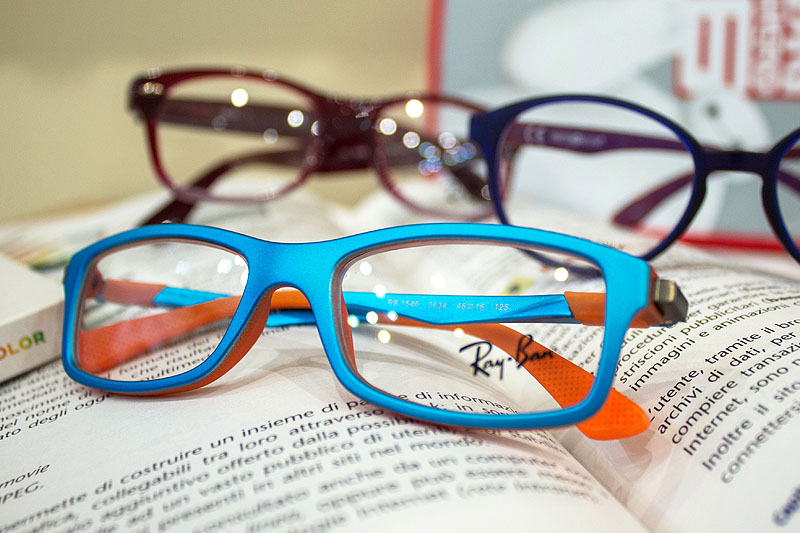 Con gli occhiali tra i libri