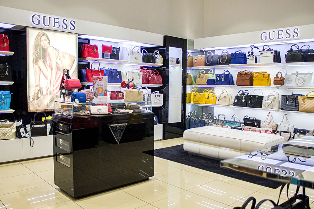 GUESS, la tua estate