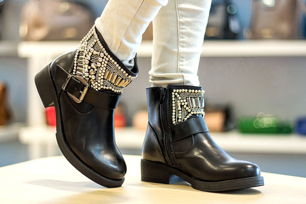  Con le borchie ai piedi