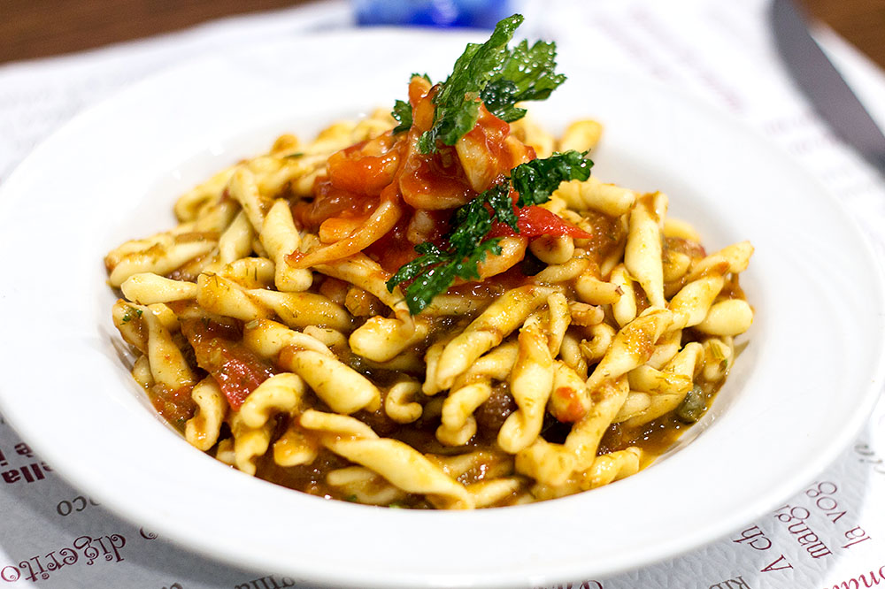 Strozzapreti con calamari e pesto di finocchietto