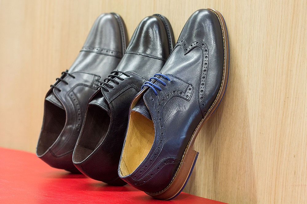 Addio sneakers, ritorna l’eleganza causal