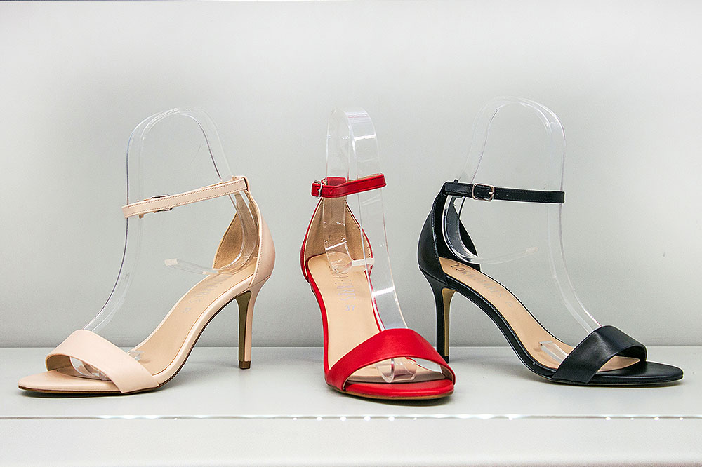 C’è caldo, il tacco diventa… democratico