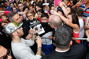 Emis Killa, delirio all'OVS