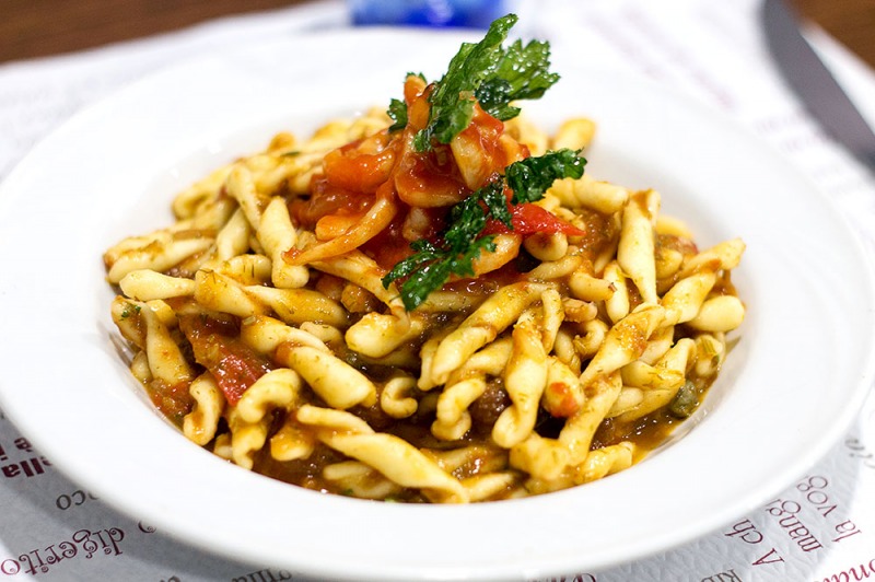 Strozzapreti con calamari e pesto di finocchietto