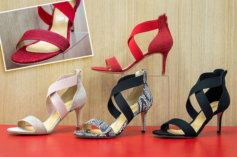 C’è caldo, il tacco diventa… democratico